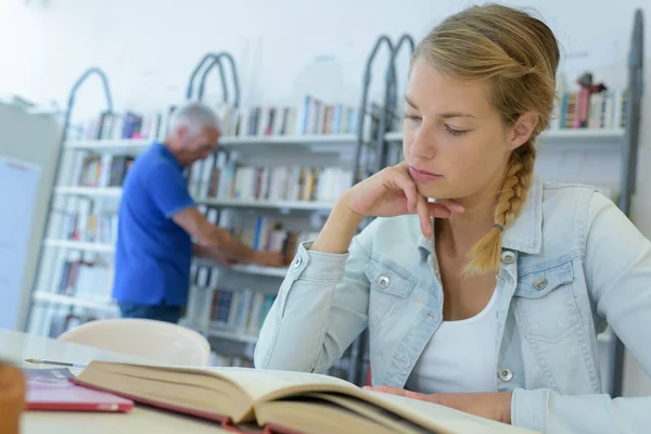 Vrouw Studeert Bibliotheek — Stockfoto