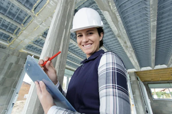 Costruttore Femminile Con Appunti Una Proprietà Incompiuta — Foto Stock