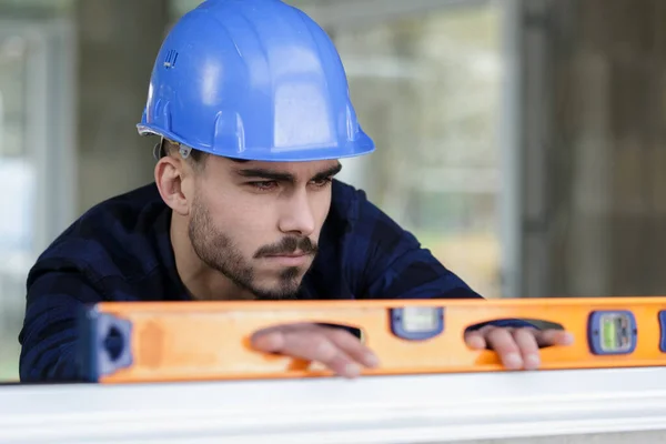 Bouwer Kijkt Naar Het Bouwniveau Controleert Het Horizontale Oppervlak — Stockfoto