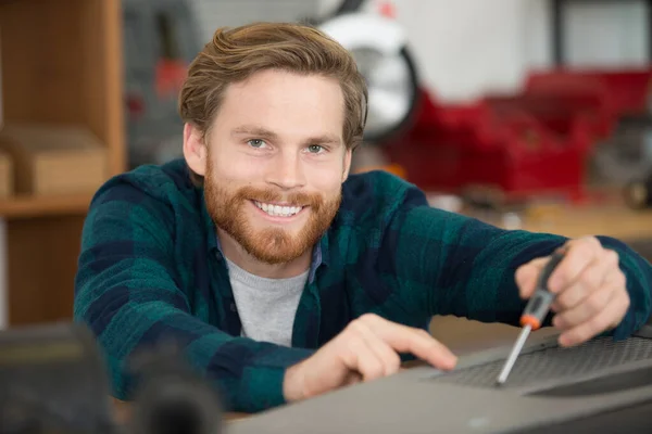 Uomo Lavora Con Chiave Inglese Officina — Foto Stock