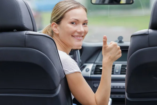 Belle Fille Souriante Voiture Avec Les Pouces Vers Haut — Photo