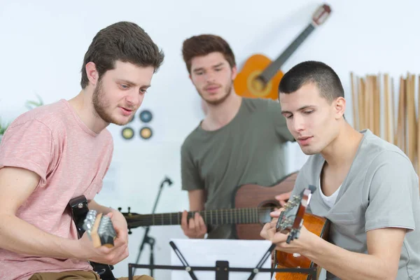 Jeune Homme Jouant Guitare Composant Une Chanson — Photo