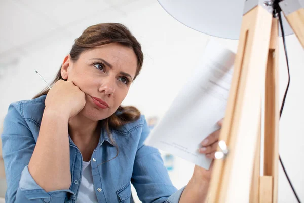 Donna Frustrata Con Mobili Auto Assemblaggio Cucina — Foto Stock