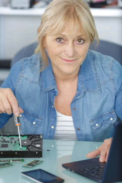 Mujer Reparaciones Usando Destornillador —  Fotos de Stock