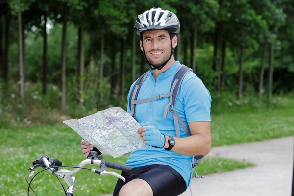 Ciclista Con Mano Una Mappa — Foto Stock