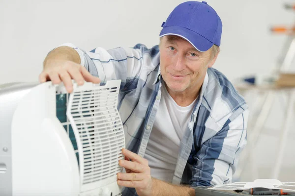 Man Assembling Air Conditioning Unit — Stock Photo, Image