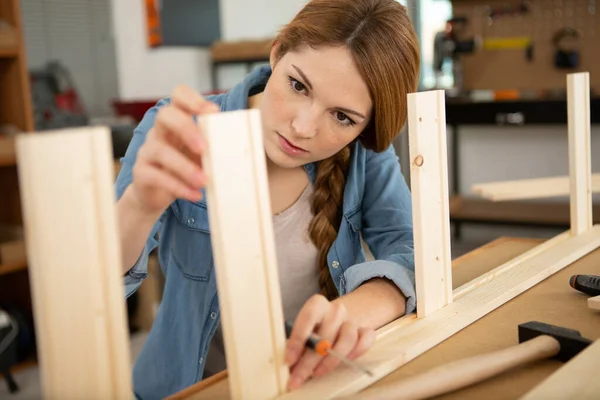 Mujer Joven Carpintería Como Hobby — Foto de Stock