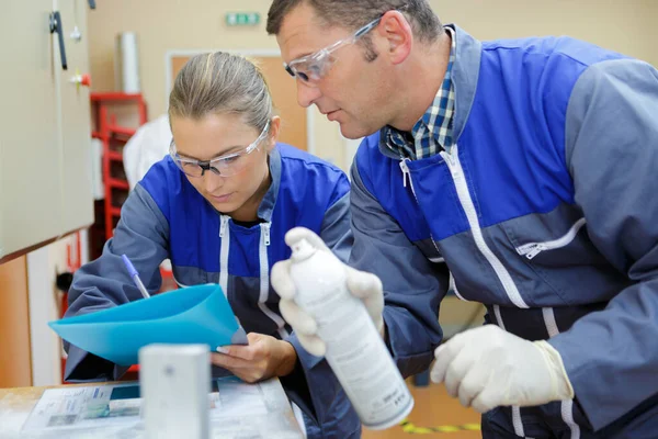 Mechaniker Arbeitet Einer Konstruktion — Stockfoto