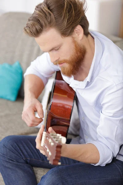 Ung Man Spelar Gitarr Och Komponerar Sång — Stockfoto