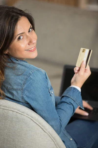 Beautiful Woman Making Online Payment — Stock Photo, Image