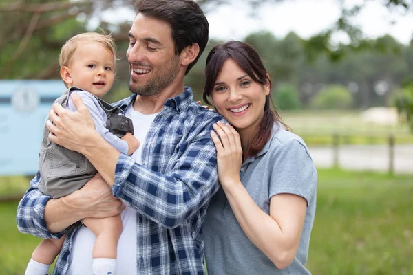 Glad Ung Familj Tillbringa Tid Tillsammans Gården — Stockfoto