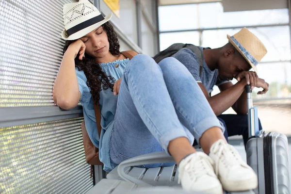 Casal Viajantes Com Chapéu Dormindo Estação Trem — Fotografia de Stock