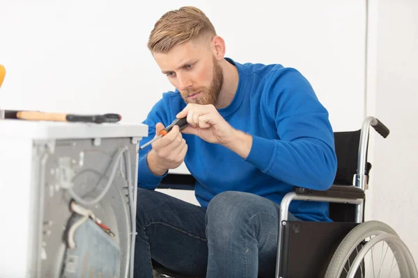 Hombre Discapacitado Silla Ruedas Reparación Máquina Lavandería — Foto de Stock