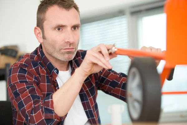 Ingenieur Repariert Rad Einem Sackkarren — Stockfoto