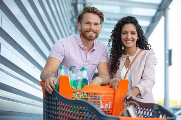 Çiftler Alışveriş Merkezinin Otoparkında — Stok fotoğraf
