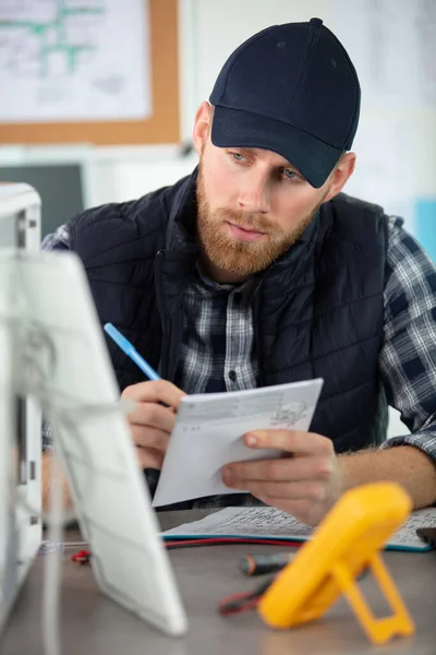 Repairman Take Apart Cpu Find Failure Reason — Stock Photo, Image