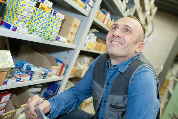 Homem Feliz Armazém — Fotografia de Stock