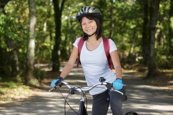 Hübsche Junge Radfahrerin Freien — Stockfoto