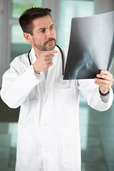 Medico Ufficio Che Guarda Risultati Delle Radiografie — Foto Stock