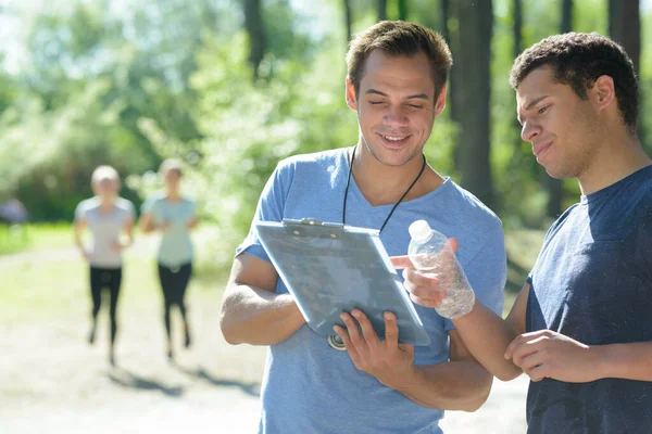 Personal Trainer Toma Notas Após Exercício Livre — Fotografia de Stock