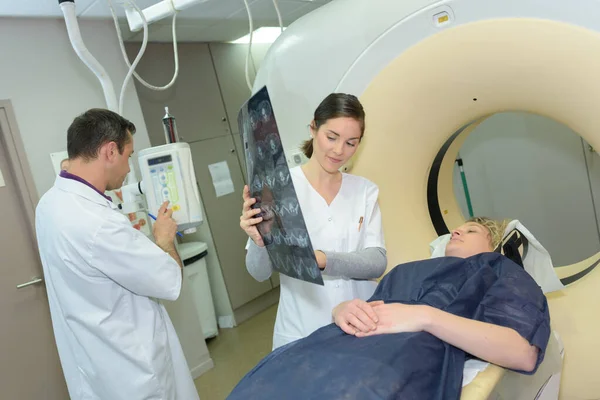 Doctor Showing Xray Results Patient Layed Mri Scanner — Stock Photo, Image