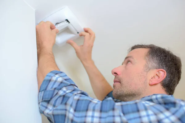 Werknemer Die Rookmelder Aan Het Plafond Installeert — Stockfoto