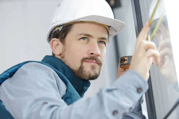 Jovem Construtor Masculino Janela Medição — Fotografia de Stock