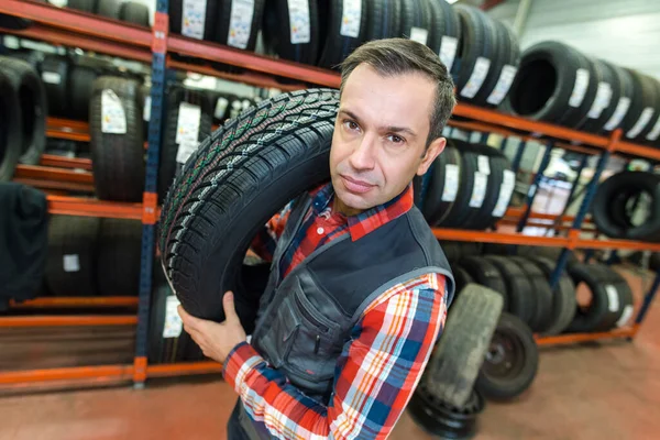 Retrato Del Trabajador Garaje Que Lleva Neumático Nuevo — Foto de Stock