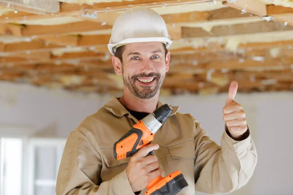 Porträt Eines Gestandenen Bauunternehmers Mit Daumen Hoch Akkubohrmaschine — Stockfoto