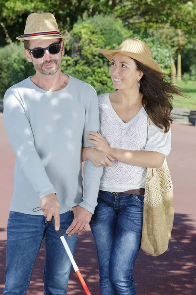 Jonge Vrouw Blinde Man Het Park — Stockfoto