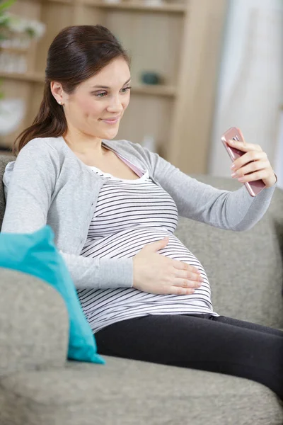 Těhotné Ženy Užívající Selfie Smartphonu — Stock fotografie