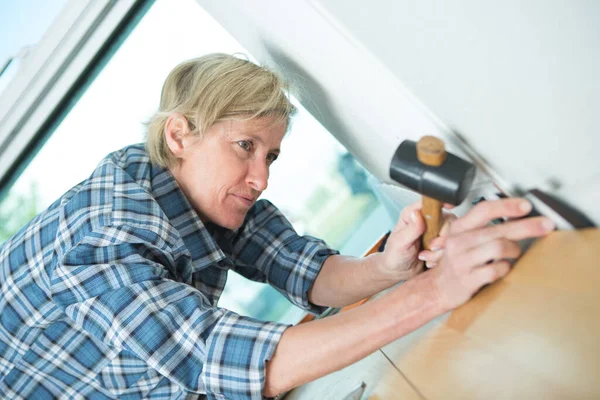 Frau Kniet Mit Hammer Auf Dem Boden — Stockfoto