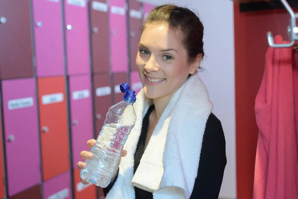 Donna Sorridente Pronta Allenamento Nello Spogliatoio Della Palestra — Foto Stock