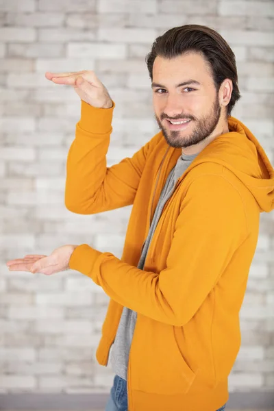 Giovane Uomo Guardando Mani Mostrando Qualcosa Enorme — Foto Stock