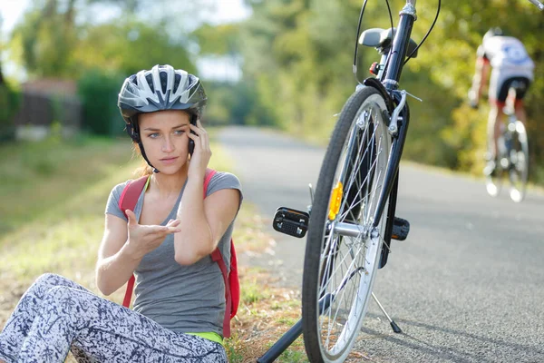 Dziewczyna Przestała Jeździć Rowerze Aby Korzystać Telefonu — Zdjęcie stockowe