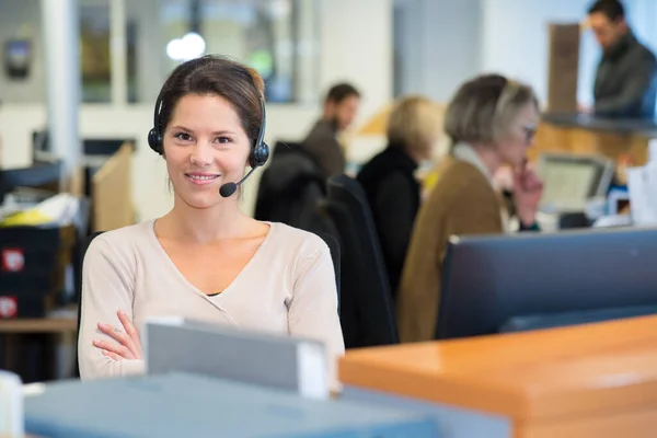 Ung Kvinna Som Arbetar Ett Callcenter — Stockfoto