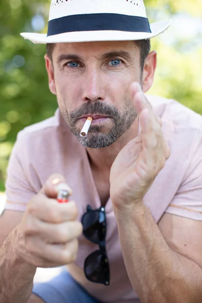 Homem Tentando Acender Cigarro Parque — Fotografia de Stock