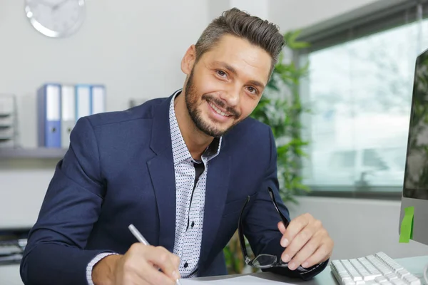 Homme Employé Bureau Écrivant Quelque Chose — Photo