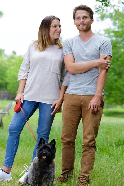 Casal Feliz Durante Caminhada Com Cão Parque — Fotografia de Stock