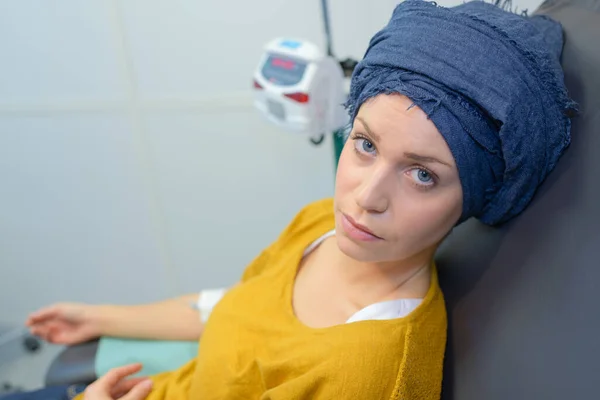 一个悲伤的女性癌症患者 — 图库照片