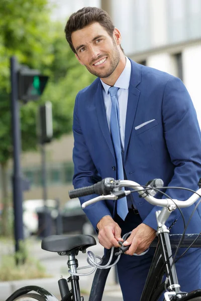 Jovem Homem Negócios Elegante Que Vai Trabalhar Bicicleta Livre — Fotografia de Stock