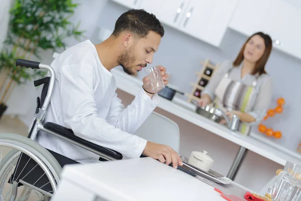 Mann Rollstuhl Trinkt Wasser — Stockfoto