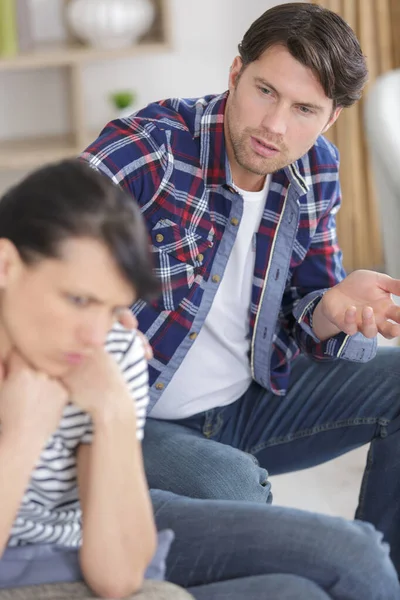 Kvinna Ignorerar Mannen Efter Ett Gräl — Stockfoto