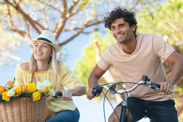 Pareja Joven Paseo Bicicleta Parque —  Fotos de Stock