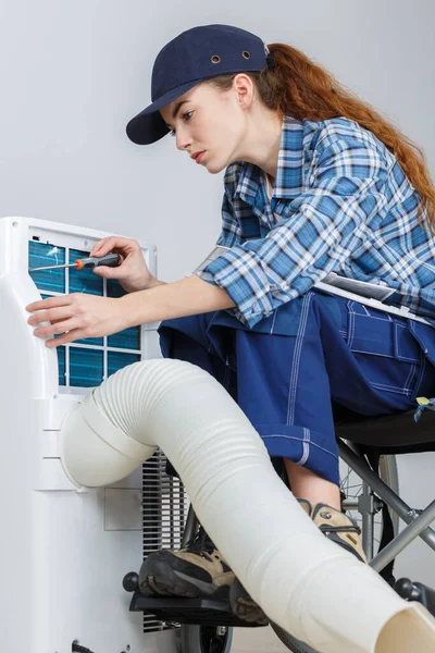 Mujer Haciendo Mantenimiento Aire Acondicionado —  Fotos de Stock