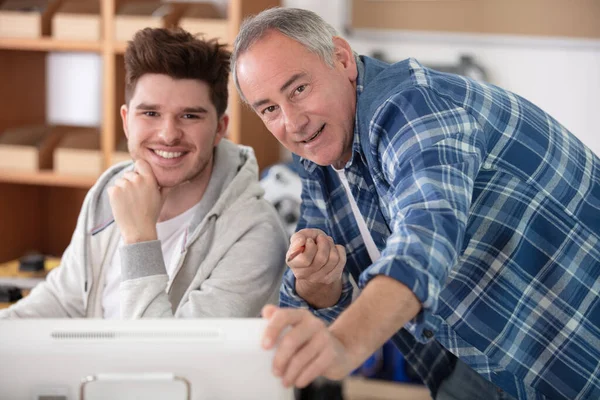 Mannelijke Technici Die Een Printer Repareren Het Werk — Stockfoto