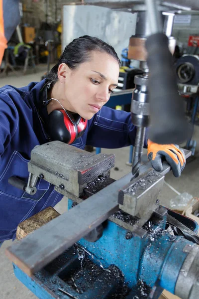 Mulher Engenheiro Mecânico Que Trabalha Fábrica — Fotografia de Stock