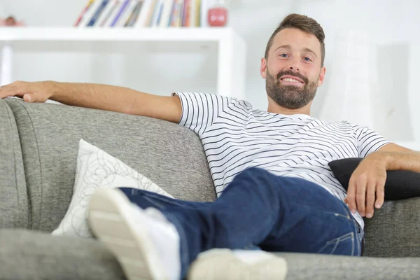 Homem Bonito Sorrindo Sofá — Fotografia de Stock