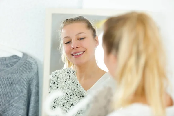 Donna Guardando Nello Specchio Scegliendo Vestito — Foto Stock