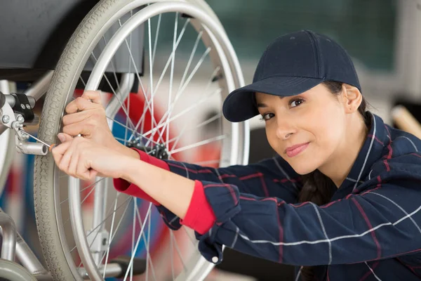 Mujer Feliz Comprobando Seguridad Una Silla Ruedas — Foto de Stock